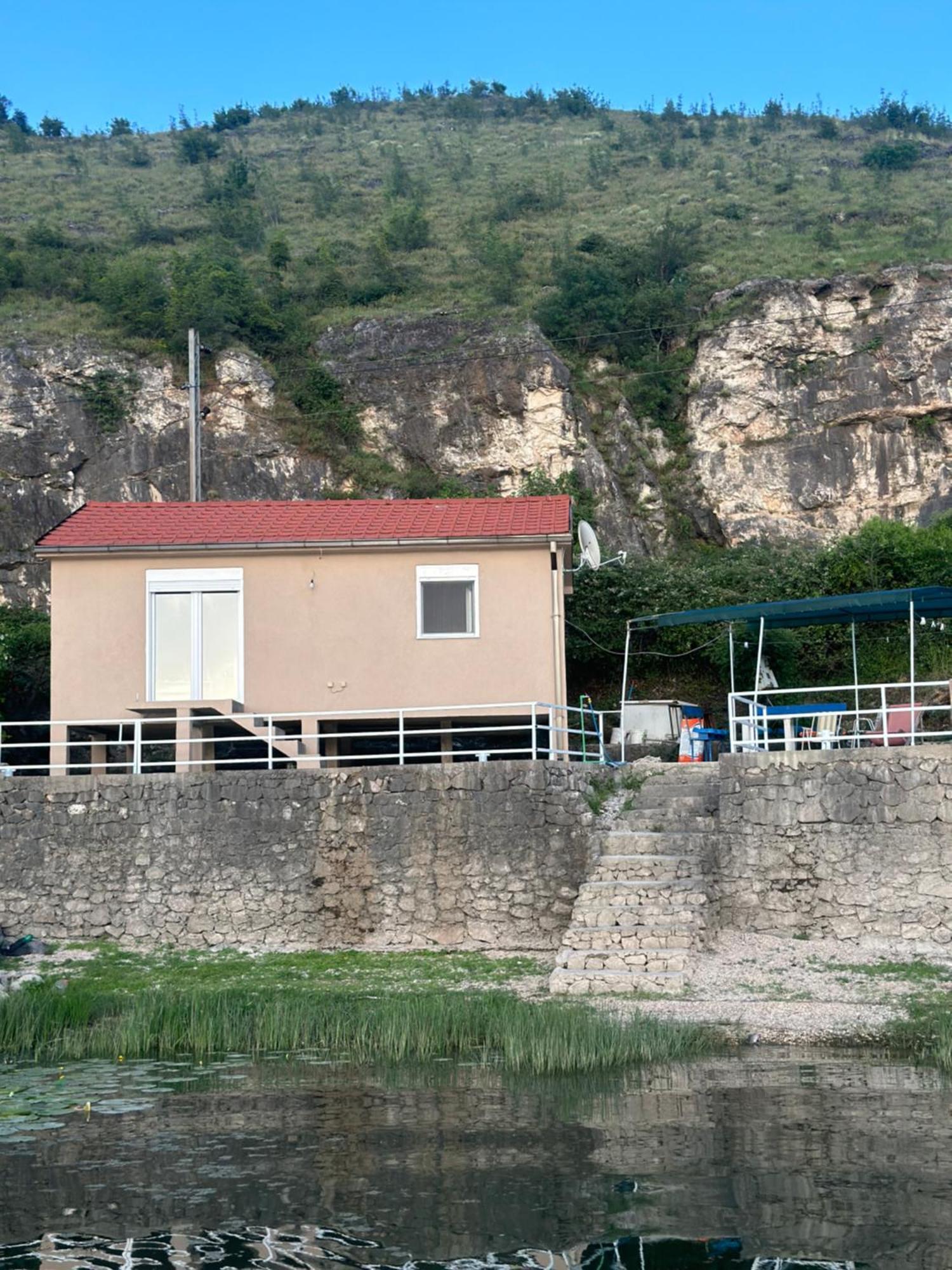 Lakeside Harmony Apartment *